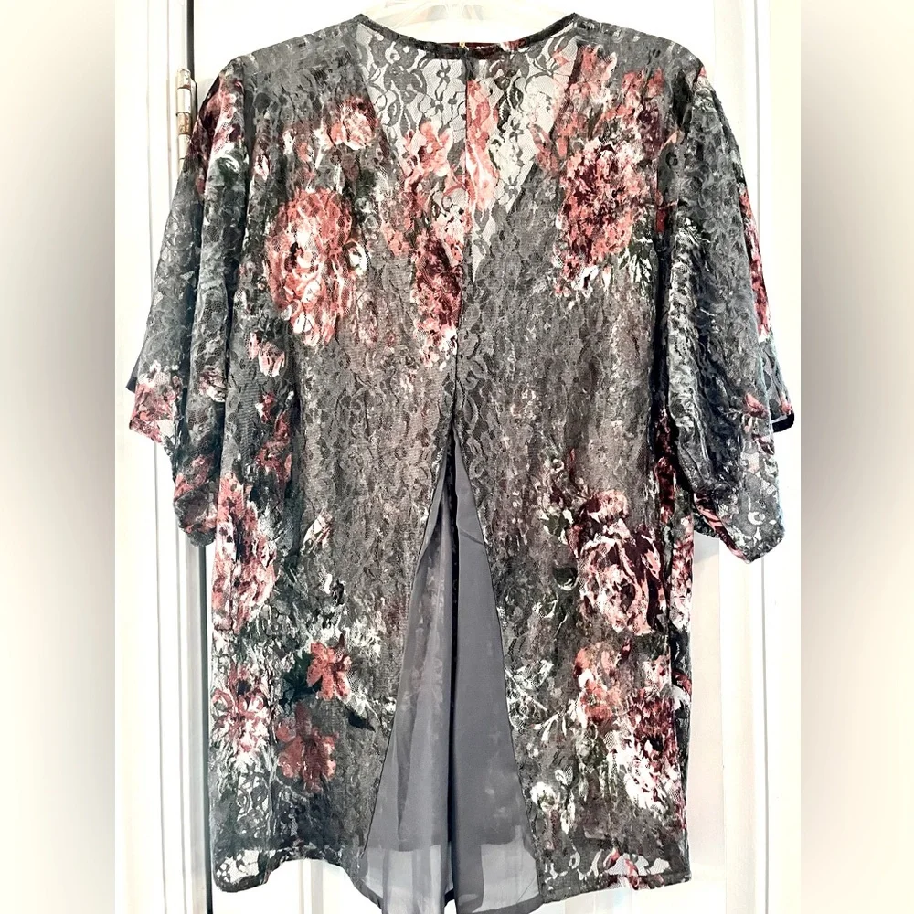 Short kimono, layering piece, lightweight, lacy, gray & rose floral draping, - Picture 3 of 7